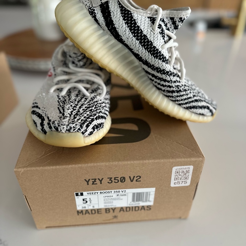 Adidas Yeezy Boost 350 V2 Kids Sneakers - Black and White Sz 5 1/2